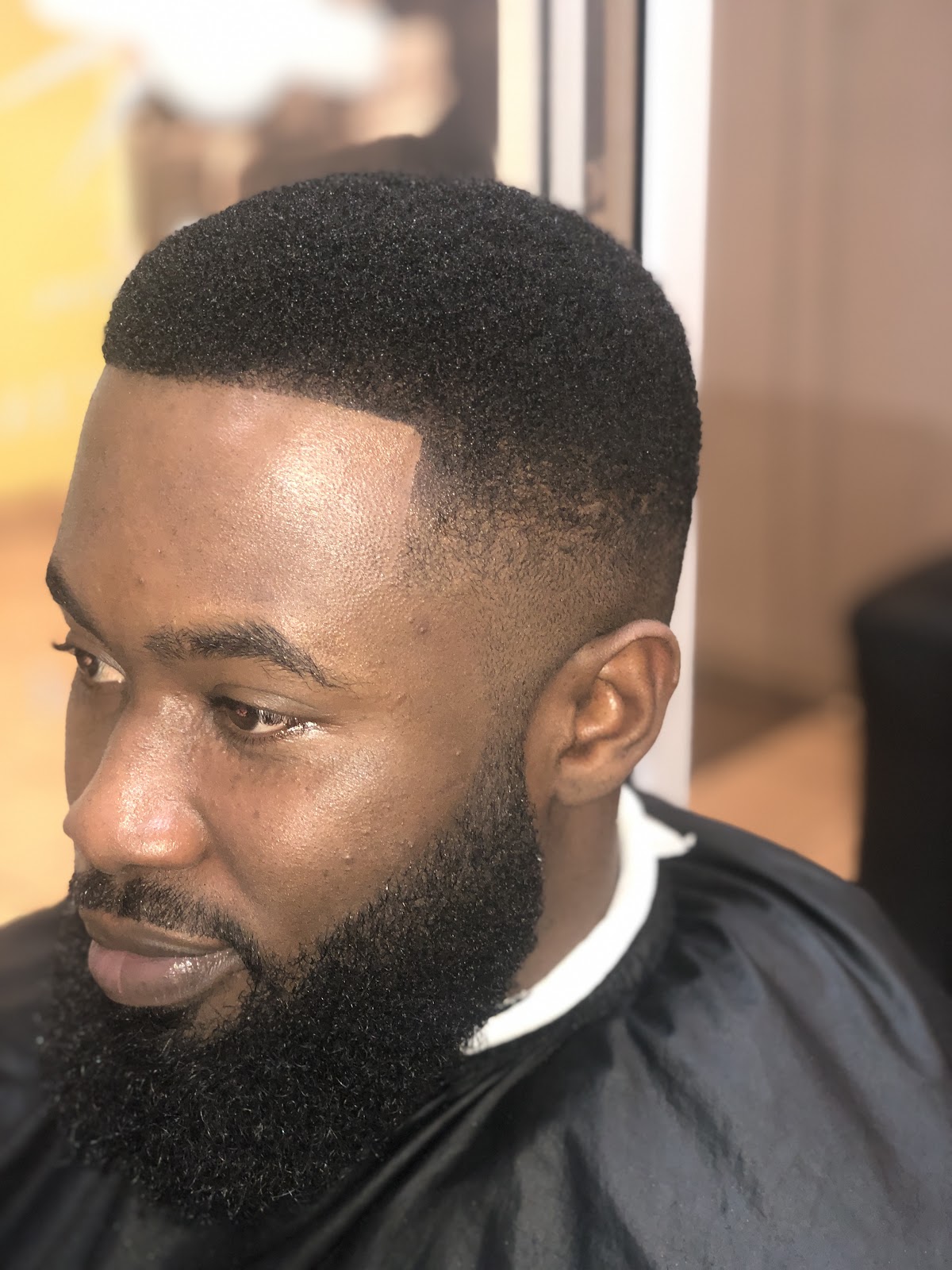 Precyzyjny fade i wymodelowana broda w Sam Cuts