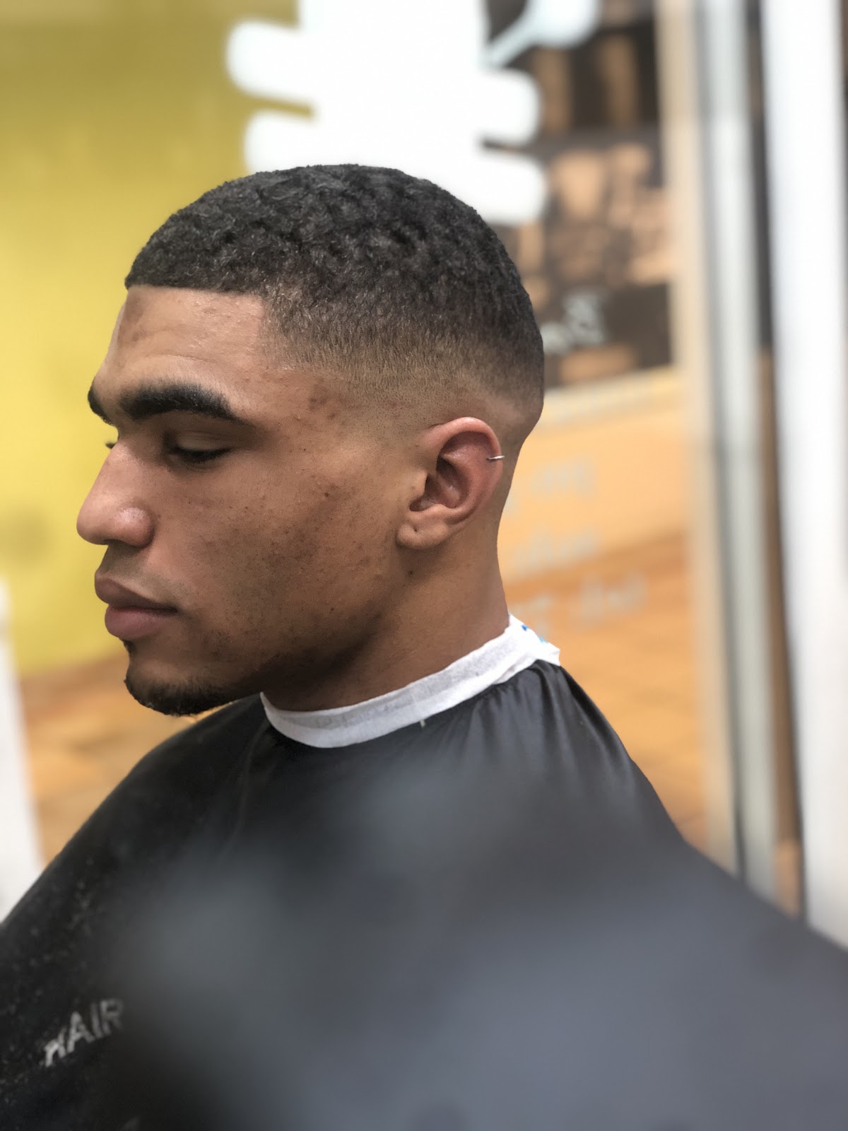 Profil z gladkim skin fade